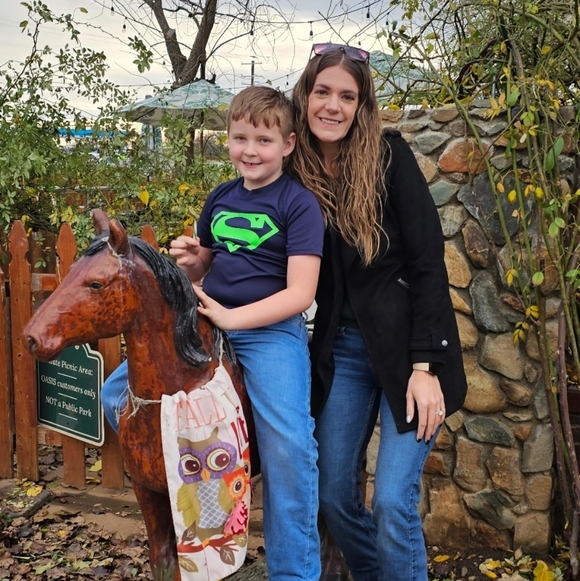 Meet your Posher, Tina - Picture 2 of 3